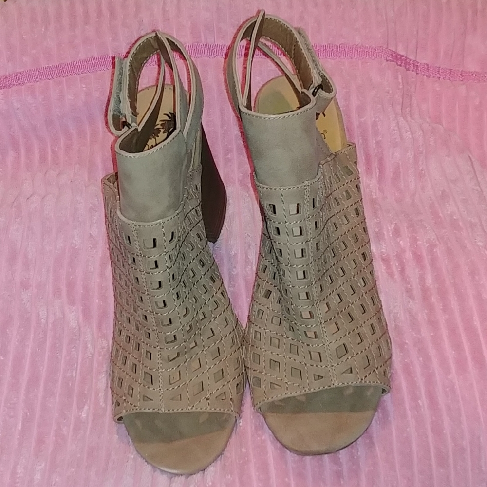 ⏳🌹3/$15 SALE🌹⏳Jellypop Koi heeled sandals